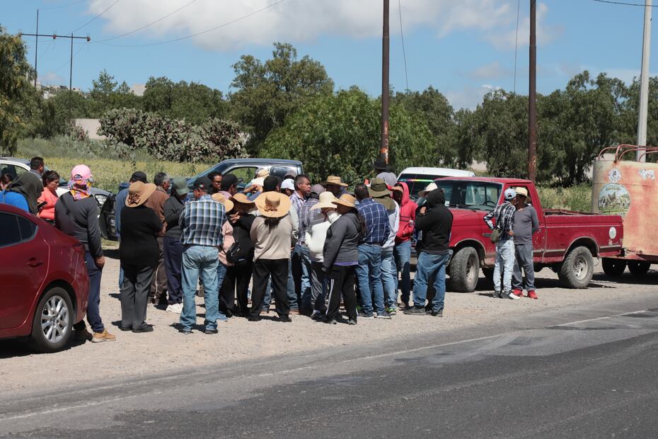 Un grupo de 25 ejidatarios de Santiago Tlapacoya y de San Agustín Tlaxiaca, bloquearon la carretera Pachuca-Actopan en demanda de pagos de indemnización por la instalación, hace 60 años, de los ductos Tula-Tuxpan de Petróleos Mexicanos (Pemex). I Foto: Luis Soriano