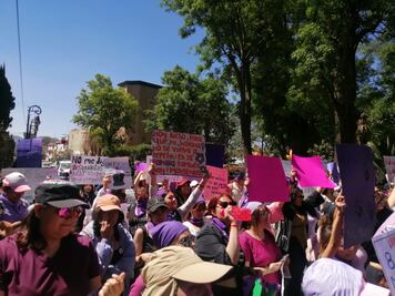 Marchan feministas en Tulancingo; exhiben a deudores alimentarios y acosadores sexuales.