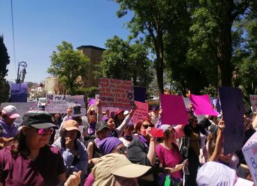 Marchan feministas en Tulancingo; exhiben a deudores alimentarios y acosadores sexuales.