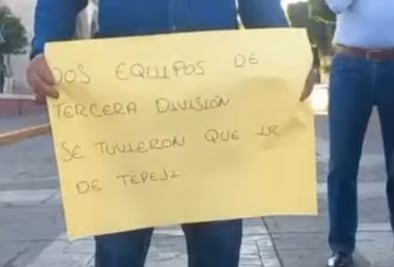 Manifestantes irrumpen en sesión de cabildo en Tepeji para exigir reapertura del estadio municipal