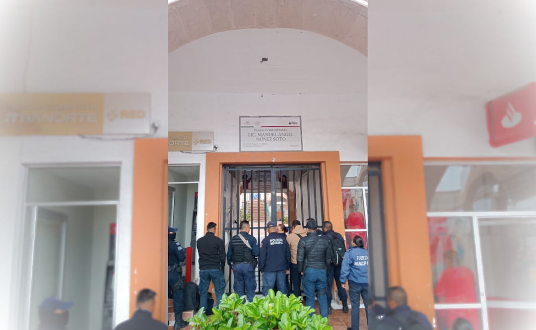 un grupo de policías de la Dirección de Seguridad Pública de Ajacuba, tomaron la presidencia municipal  Foto: Joselyn Sánchez