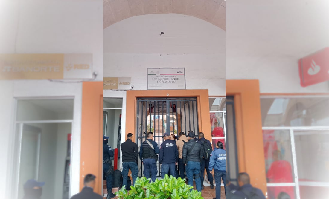 un grupo de policías de la Dirección de Seguridad Pública de Ajacuba, tomaron la presidencia municipal  Foto: Joselyn Sánchez