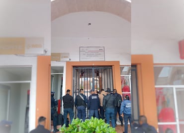 Policías de Ajacuba toman la alcaldía; piden mejores condiciones laborales