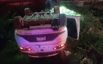 Por exceso de velocidad, auto cae a canal pluvial en Pachuca