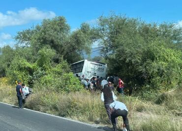 Autobús suburbano sale del camino en la carretera Tula–Michimaloya