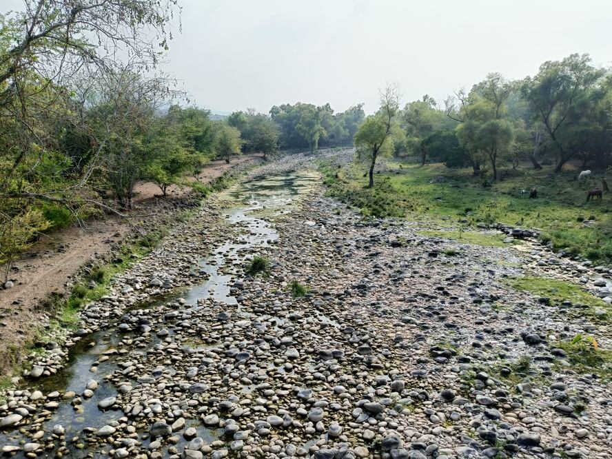 El río que cruza por el municipio de San Felipe Orizatlán y el río Candelaria de Huejutla, se encuentran en su nivel más bajo de esta temporada, pues sólo se aprecia el escurrimiento de agua, lo que preocupa a las autoridades y a la población que ya empieza a padecer del importante líquido. Foto: Francisco Bautista