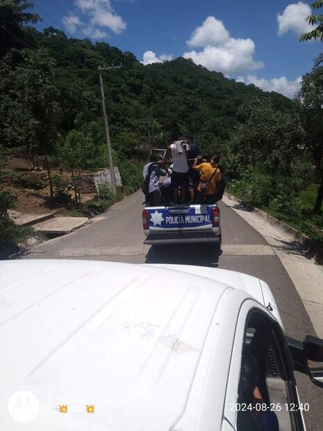 Encarcelan a funcionarios y policías en Xochiatipan; exigen obra | Foto: Especial