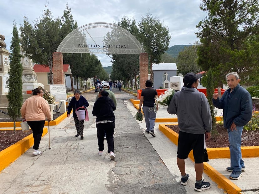 Baja afluencia en el panteón de Pachuca por Día del Padre | Foto: Luis Soriano