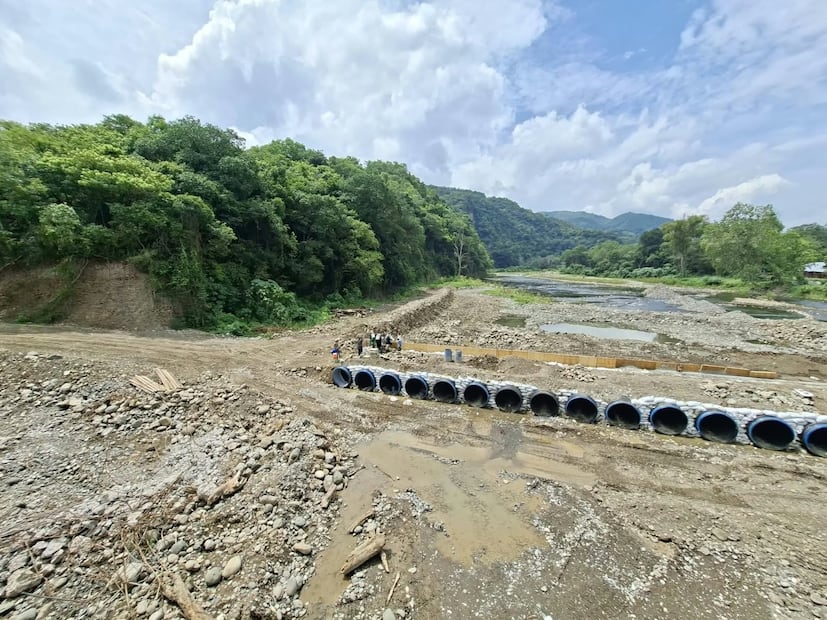 Construyen puente provisional para unir comunidades de Yahualica y Tianguistengo  I Foto: Francisco Bautista
