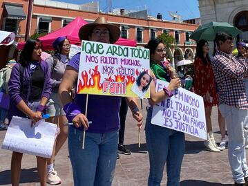 Mujeres se reúnen en plaza Juárez para marchar por el 8M en Pachuca