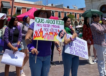 Mujeres se reúnen en plaza Juárez para marchar por el 8M en Pachuca