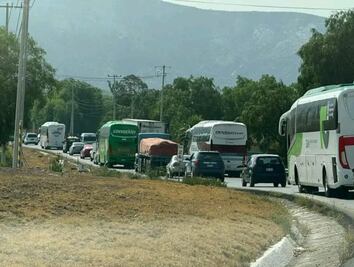 Campesinos mantienen por más de 9 horas bloqueo carretera en la México Laredo