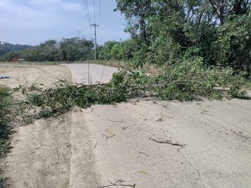 Pobladores de Tequexquilico bloquean tramo Huejutla-San Felipe durante 10 horas
