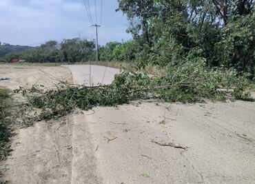 Pobladores de Tequexquilico bloquean tramo Huejutla-San Felipe durante 10 horas