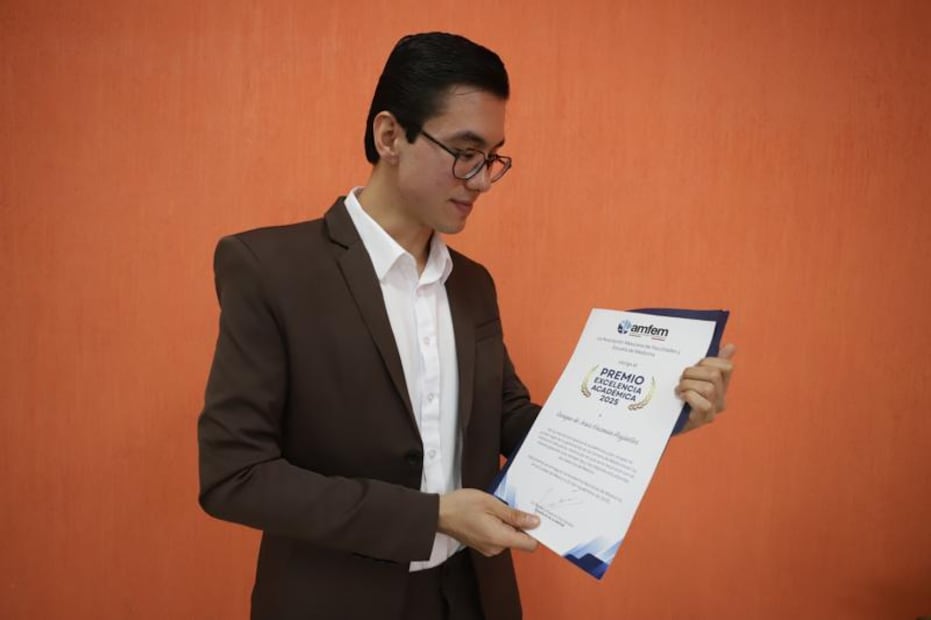 Estudiante de la UAEH recibe el Premio a la Excelencia Médica 2025 | Foto: UAEH