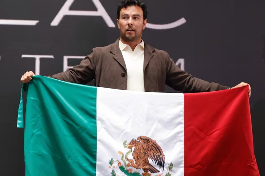 Checo Pérez mostró orgulloso la bandera de México en su conferencia. FOTO: Diego Simón Sánchez/ EL UNIVERSAL