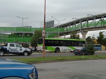 Patrulla de la Policía Estatal se estrella contra camión del Tuzobús en Pachuca