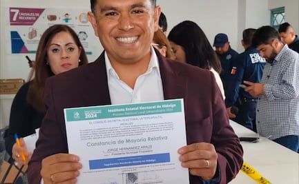 Jorge Hernández Araus recibe constancia como alcalde electo de Cuautepec de Hinojosa