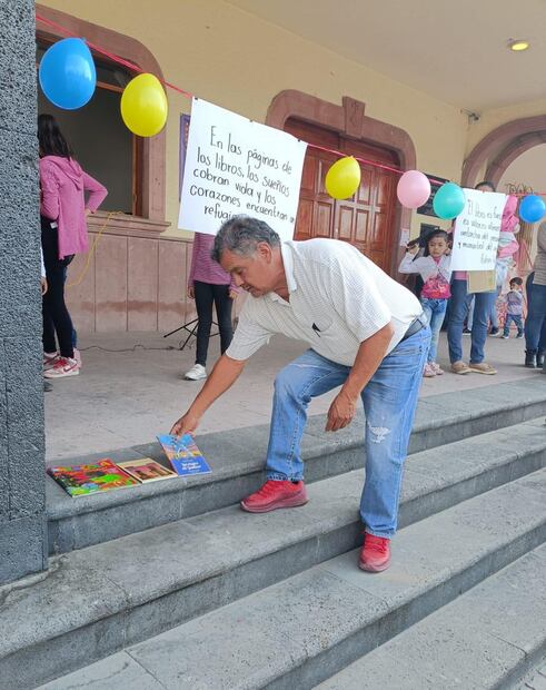 Con tendedero en primaria de Alfajayucan pide donación de libros | Foto: Especial