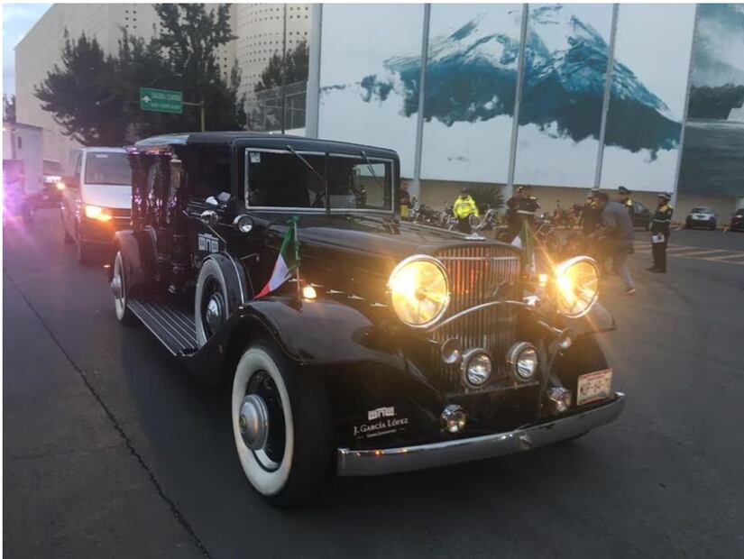 Carroza Cadillac 1930 en la que transportaron féretro de José José | Foto: El Universal