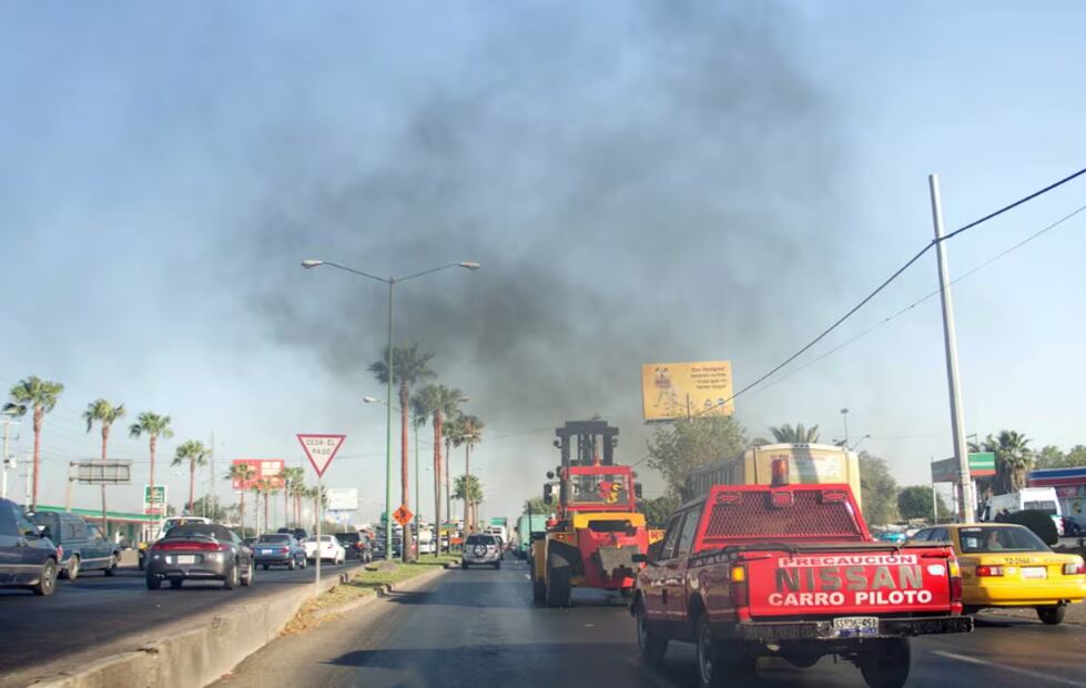 Los vehículos son una importante fuente de contaminación atmosférica, en especial aquellos que no cumplen con la reglamentación. Foto: Fernando Cazares/EL UNIVERSAL.