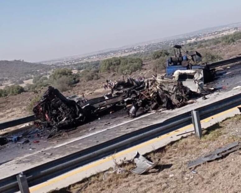 Arde tráiler tras choque carretero en Arco Norte | Foto: Especial