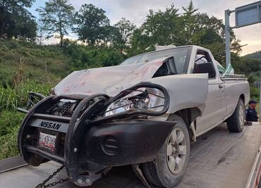 Camioneta se estrelló contra camión materialista