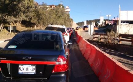 Pobladores de municipios de la montaña atorados por cierre de carretera Pachuca-Huejutla; tramo Omitlán
