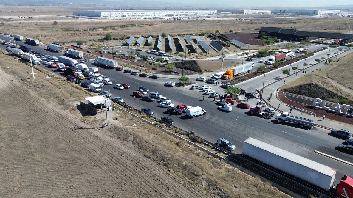 La mañana del lunes, transportistas que proveen de suministros a una obra de construcción al interior del parque industrial Plataforma Logística Hidalgo (Platah) I Foto: Especial