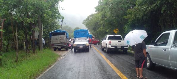 Habitantes de Tlalnepanco bloquean carretera y retienen a empleados de CFE