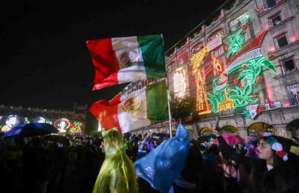 Alumbrado por fiestas patrias continúa a pesar de la lluvia que azotó al Zócalo capitalino. Foto: Luis Camacho/EL UNIVERSAL