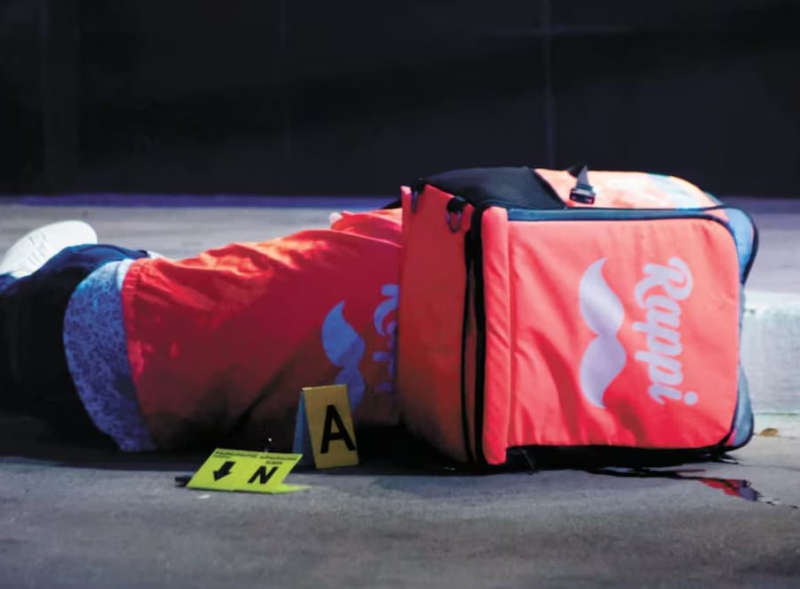 El creador de contenido César Gastélum fue asesinado a balazos la noche de este martes mientras realizaba una transmisión en vivo en el estacionamiento de un restaurante KFC, ubicado sobre el bulevar Enrique Sánchez Alonso, en el sector Desarrollo Urbano Tres Ríos, a escasos metros de la Fiscalía General del Estado I FOTO: JOSÉ BETANZOS ZÁRATE/CUARTOSCURO.COM