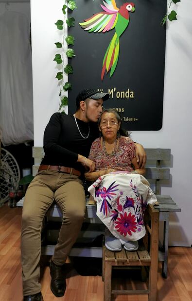 Samuel García, el hombre que rompió tabúes y llevó los bordados de Tenango de Doria al mundo | Facebook: Tenangos Më M'onda