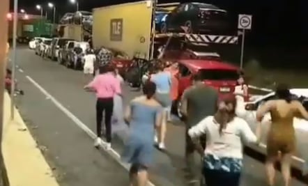 Automovilistas bailan "Payaso del Rodeo" tras quedar varados