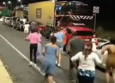 Automovilistas bailan "Payaso del Rodeo" tras quedar varados