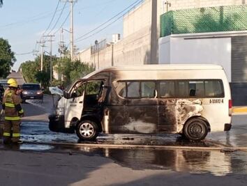 Se incendia combi de transporte público de Tizayuca