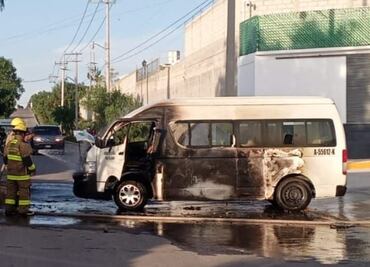 Se incendia combi de transporte público de Tizayuca