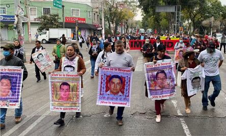 Familiares de los 43 de Ayotzinapa piden a Virgen verdad y justicia