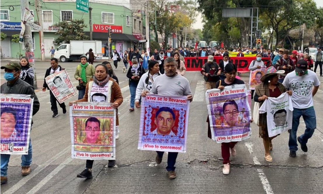 Familiares de los 43 de Ayotzinapa piden a la Virgen de Guadalupe verdad y justicia en el caso | Foto: Centro Prodh