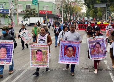 Familiares de los 43 de Ayotzinapa piden a Virgen verdad y justicia