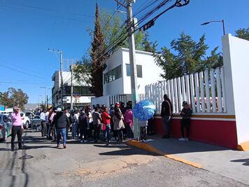 En las inmediaciones de clínica del ISSSTE, estudiantes de la UPP protestan 