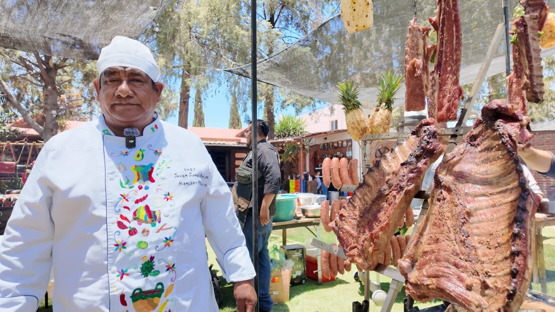 Javier Juárez Roldán "El Negro" asiste a diversos eventos gastronómicos en Hidalgo y otros estados del país, además de dar servicio en eventos privados. Una de sus especialidades es la paella y en su historial pudo cocinar vacas. I Foto: Gerardo Campa