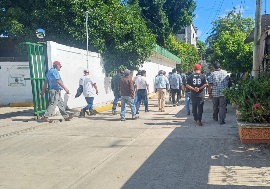 Comuneros de Huejutla retienen a empleado de la CFE | Foto: Francisco Bautista