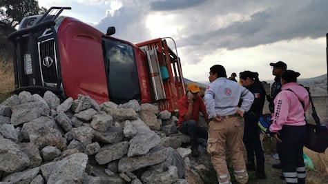 Vuelca camioneta en el corredor turístico de Mineral de la Reforma 