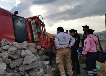 Vuelca camioneta en el corredor turístico de Mineral de la Reforma
