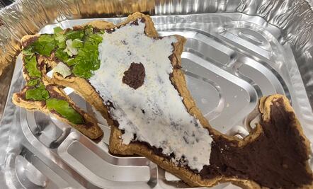 Alumno crea huarache con forma de República Mexicana y es viral