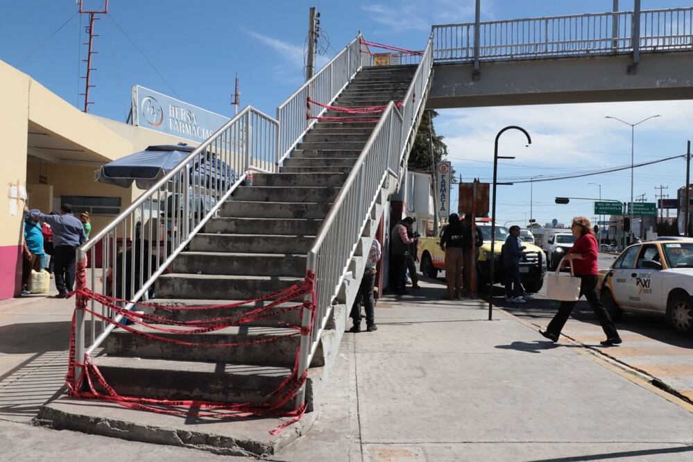 De acuerdo con la Secretaría de Infraestructura Pública y Desarrollo Urbano Sostenible en la zona metropolitana existen al menos 40 puentes peatonales | Foto: Luis Soriano
