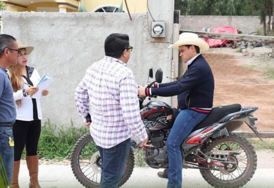 Alcalde de Tetepango visita en moto a los vecinos del municipio | Foto: Especial
