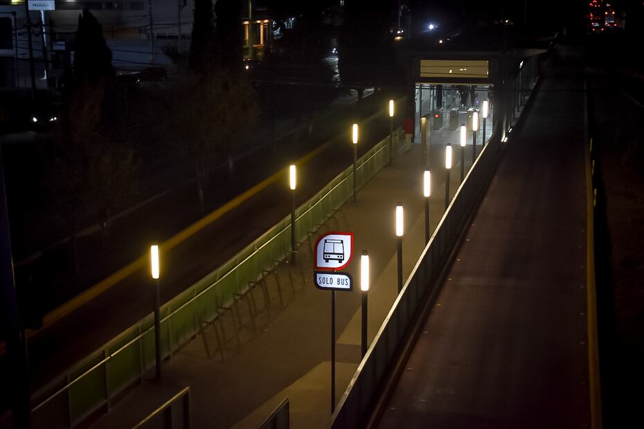 Corredor Seguro: Ponen en marcha iluminación de puentes peatonales del Tuzobús | Foto: Cortesía