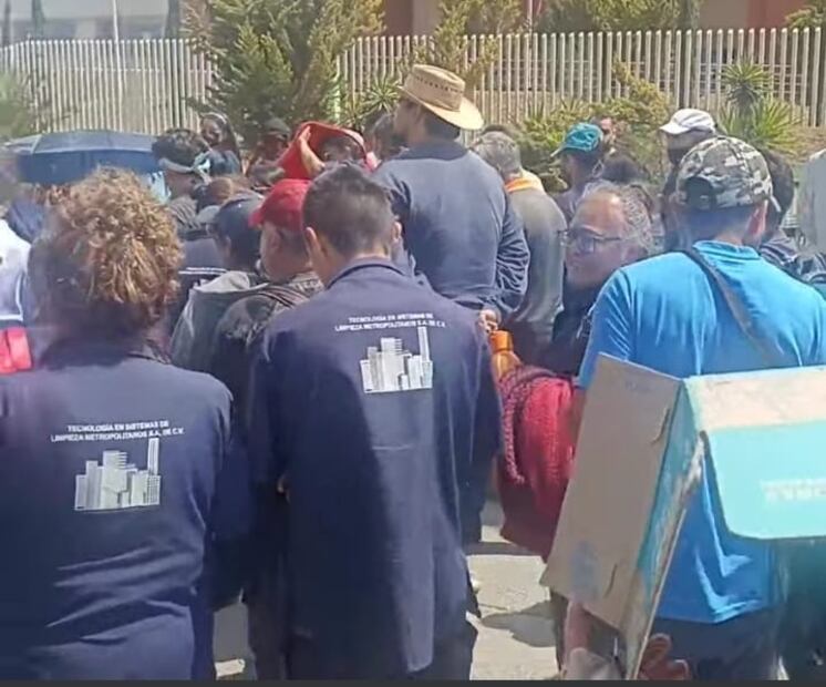 Trabajadores de empresa de limpieza exigen pago de salarios en Tulancingo | Foto: Especial